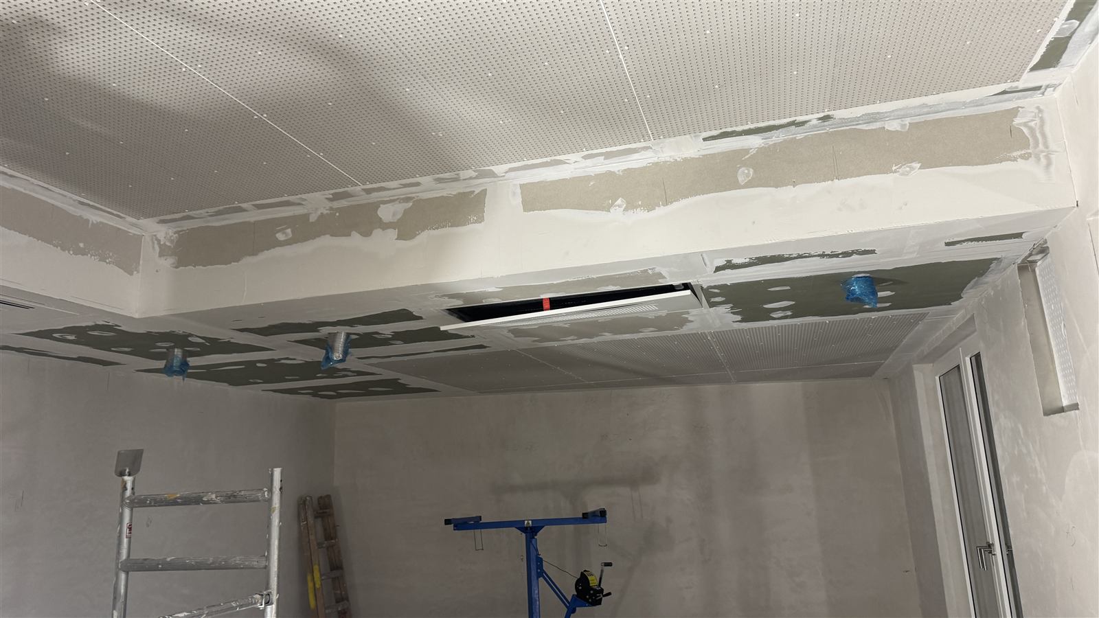 Trockenbau Deckenanschluss auf der Baustelle