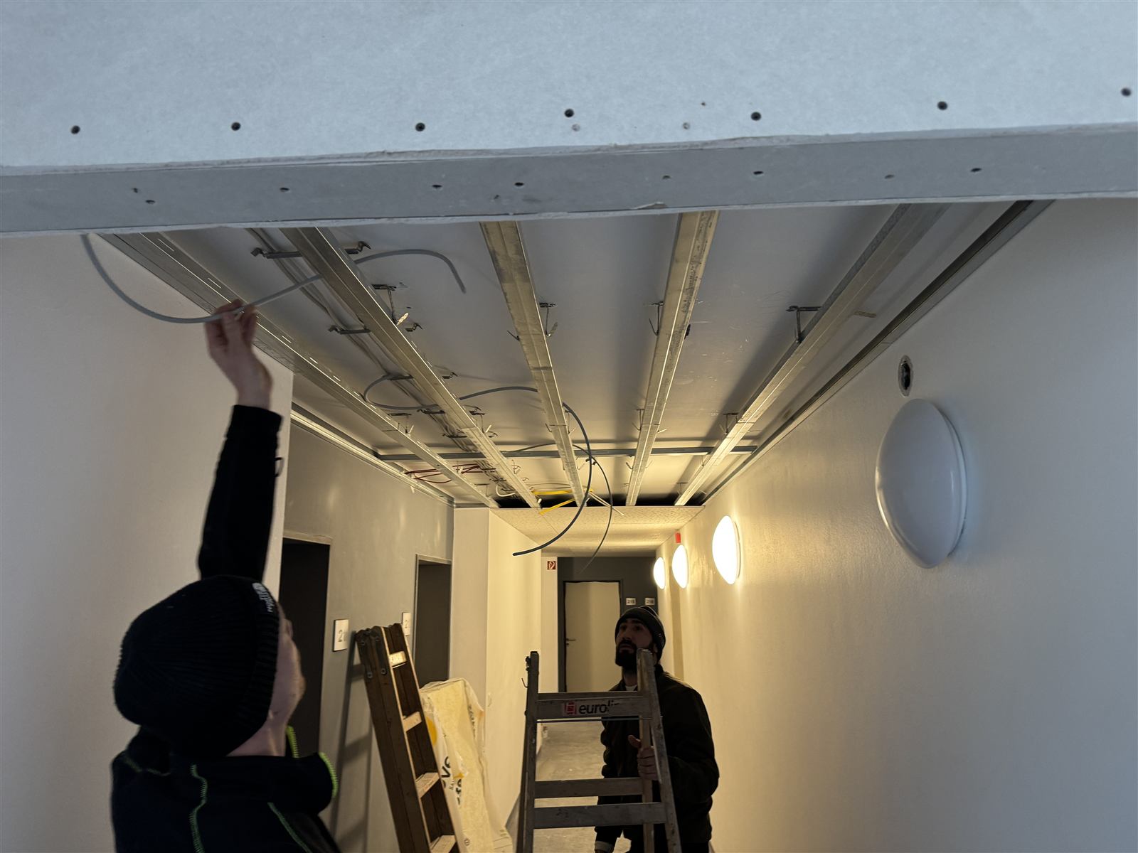 Montage einer Trockenbaudecke im Flur