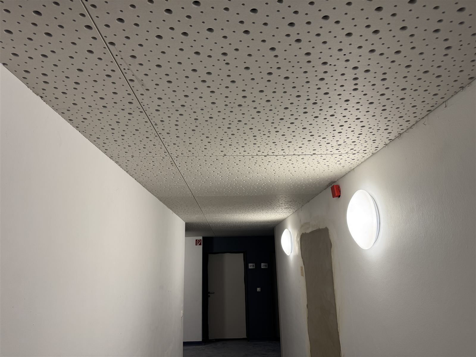 Fertig montierte Akustikdecke im Flur